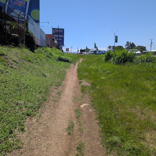 Fotografía del camino que peatones y ciclistas usan hoy en día para moverse desde la parada del peaje de SARET en Alajuela hasta el puente que cruza el Río Segundo para entrar a la provincia de Heredia.